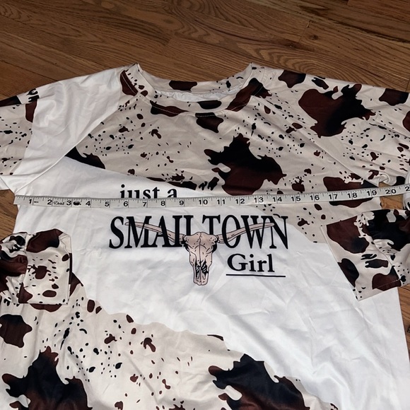 NEW Cow Print “Just a Small Town Girl” Graphic Tee Size Small - Picture 4 of 7